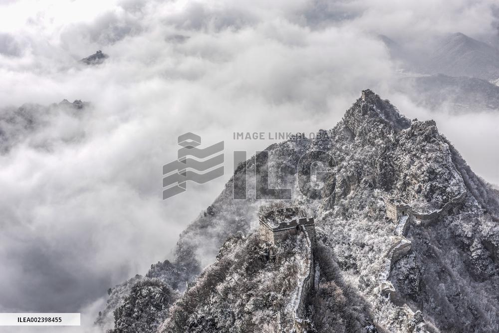 Get a grand view of a sea of clouds when climb to the top of the China's Jiankou Great Wall