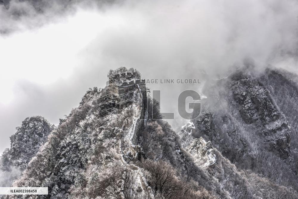 Get a grand view of a sea of clouds when climb to the top of the China's Jiankou Great Wall