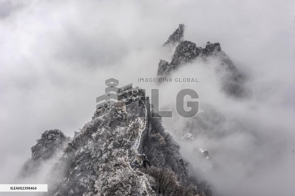 Get a grand view of a sea of clouds when climb to the top of the China's Jiankou Great Wall
