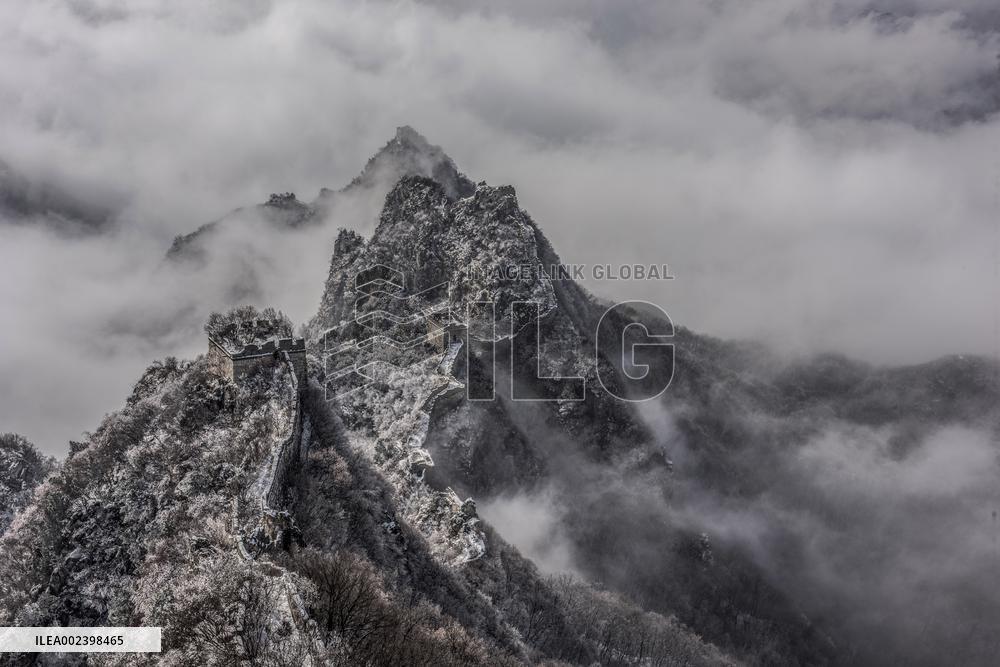 Get a grand view of a sea of clouds when climb to the top of the China's Jiankou Great Wall