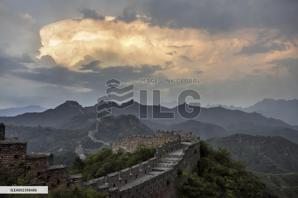 Breath-taking clouds shrouds Jinshanling Great Wall