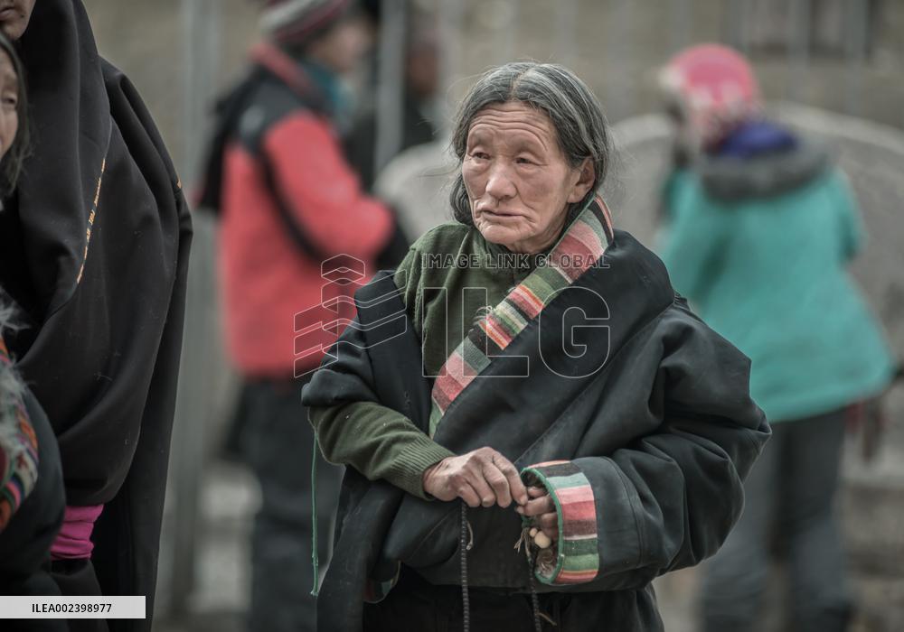 People Worship with a giant thangka at Langmu Temple, China
