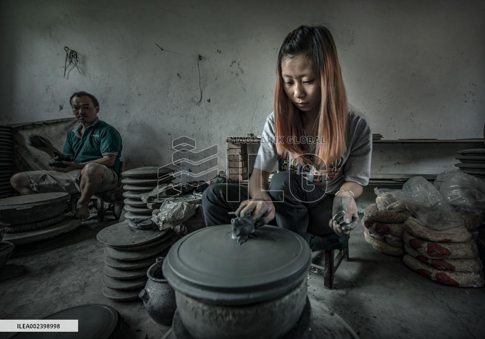 Yingjing County's Hand-crafted Black Pottery