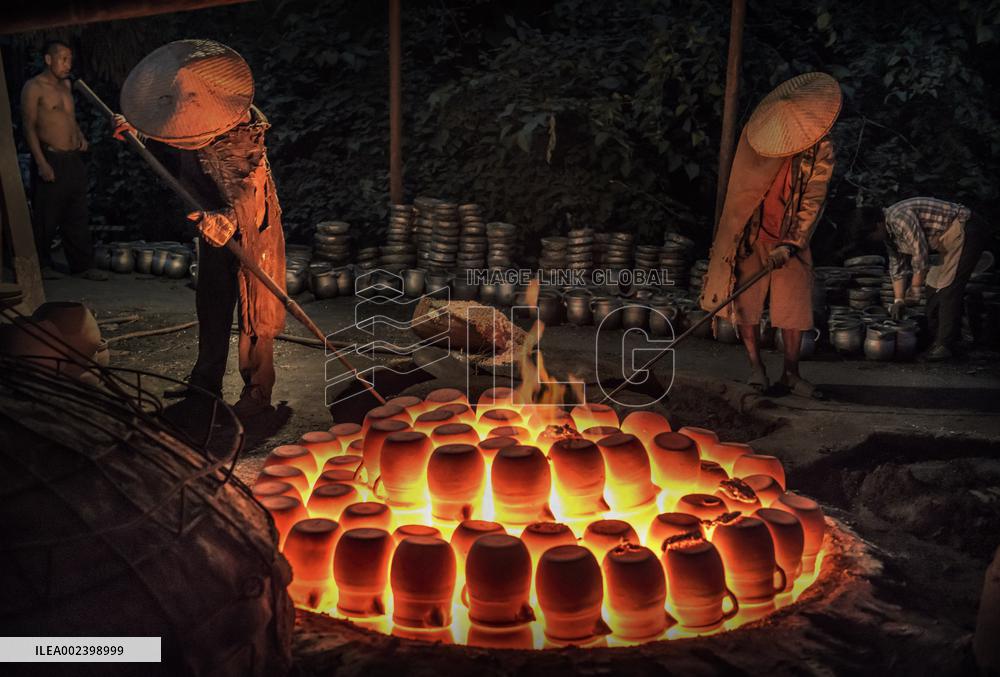 Yingjing County's Hand-crafted Black Pottery