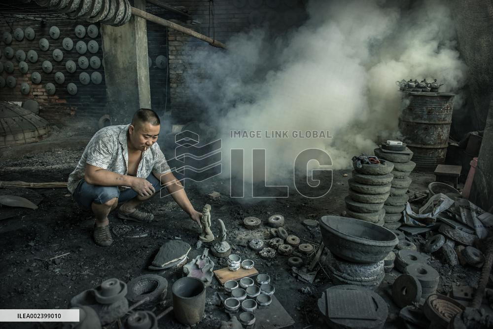 Yingjing County's Hand-crafted Black Pottery