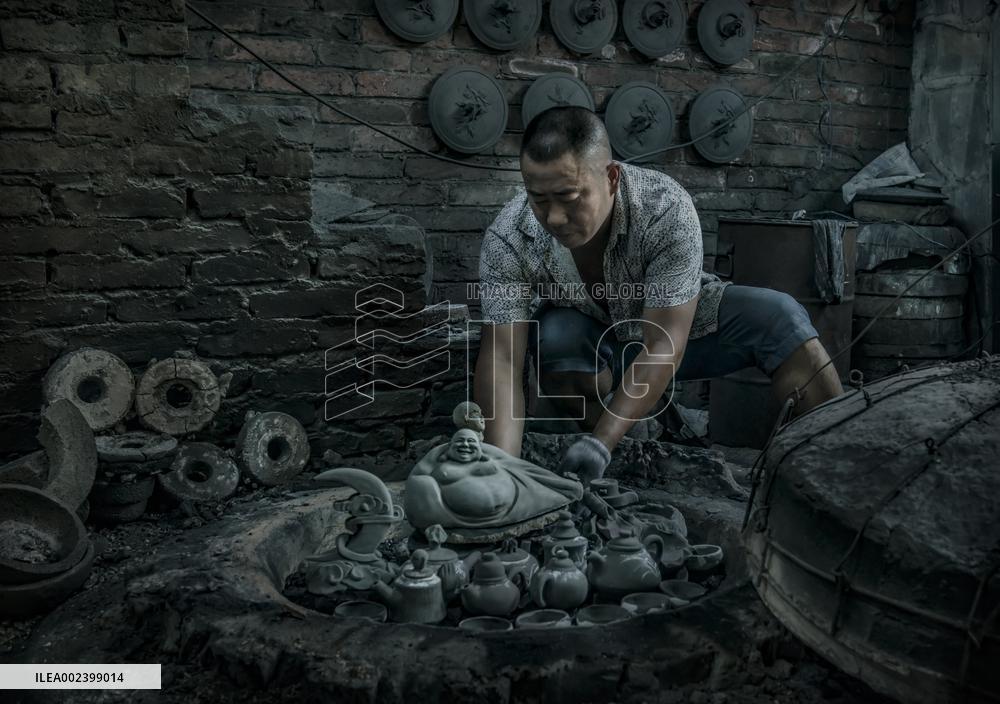 Yingjing County's Hand-crafted Black Pottery