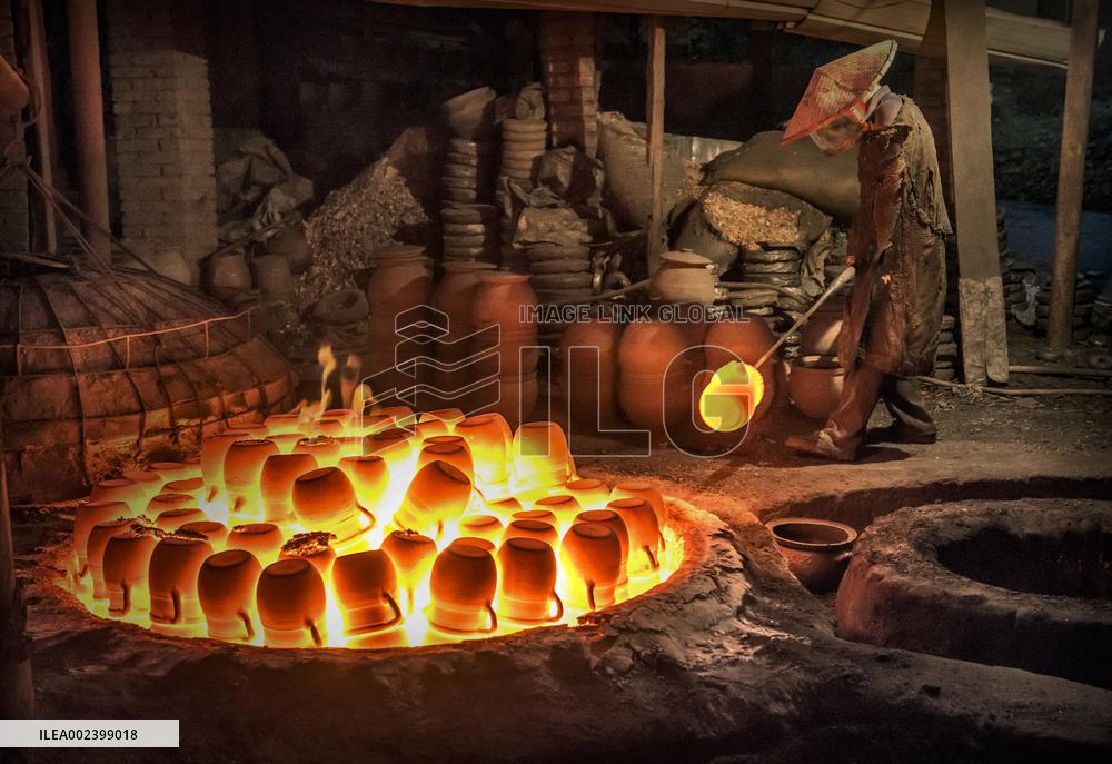 Yingjing County's Hand-crafted Black Pottery