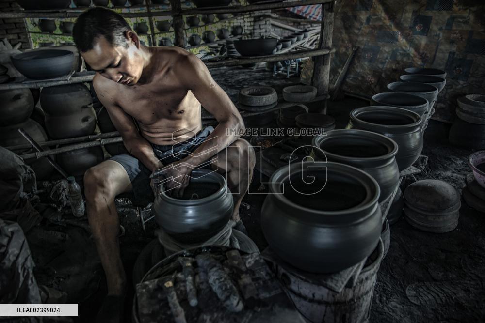 Yingjing County's Hand-crafted Black Pottery