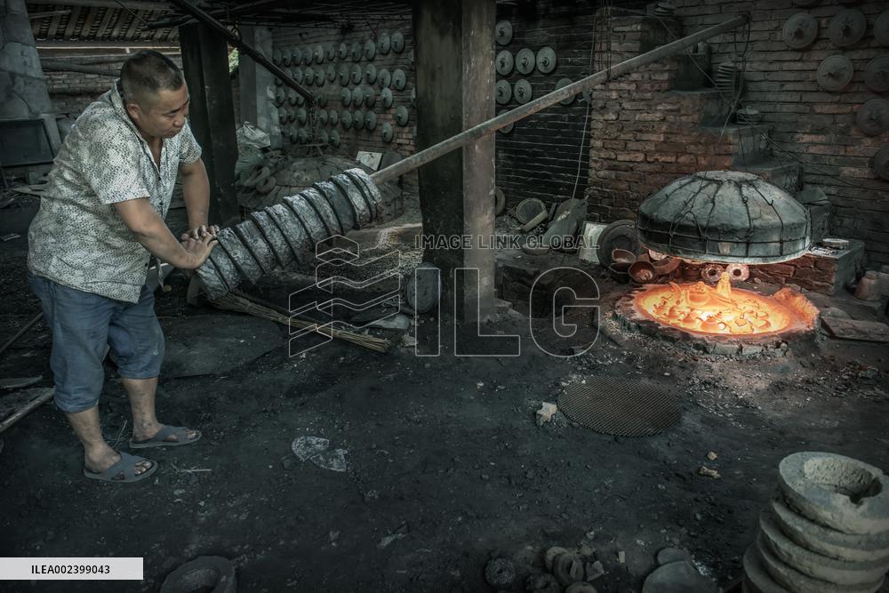Yingjing County's Hand-crafted Black Pottery