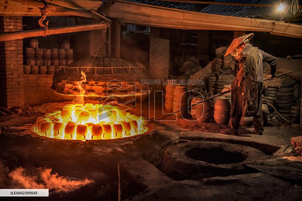 Yingjing County's Hand-crafted Black Pottery