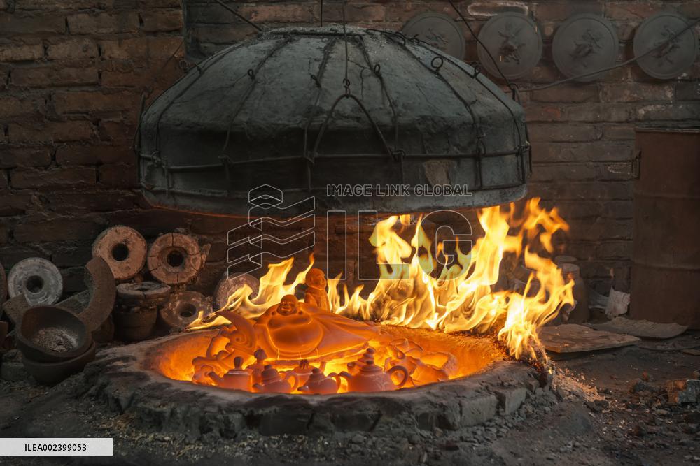 Yingjing County's Hand-crafted Black Pottery