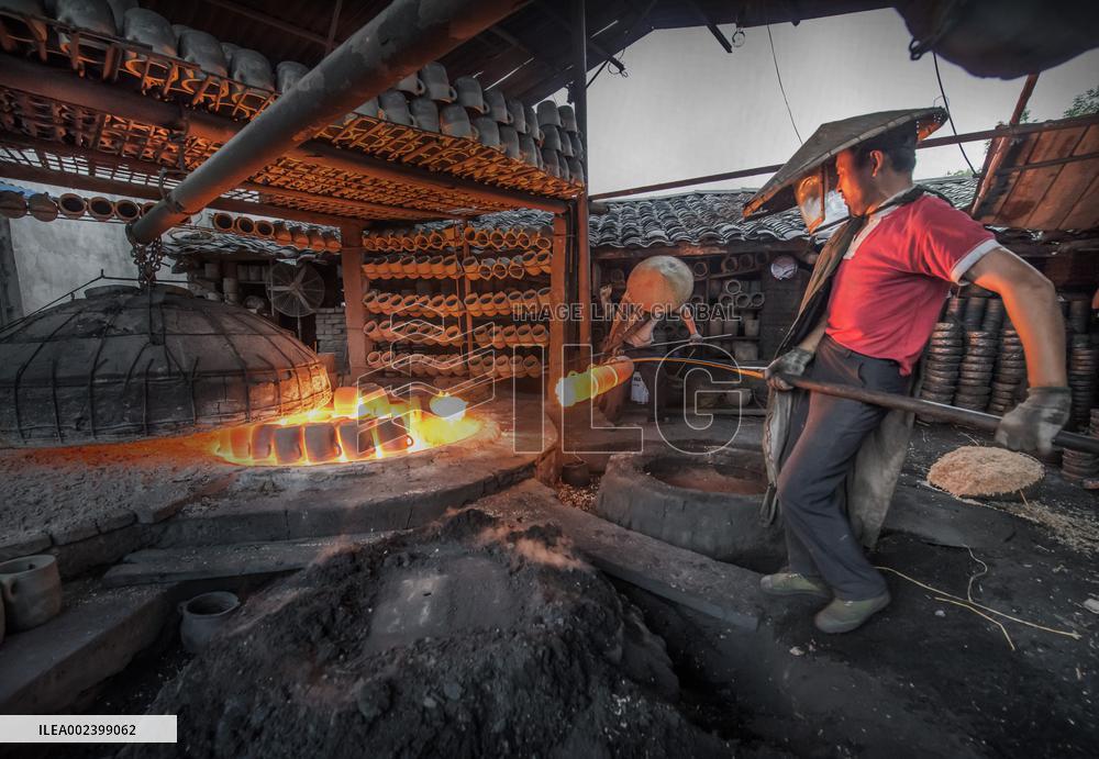 Yingjing County's Hand-crafted Black Pottery