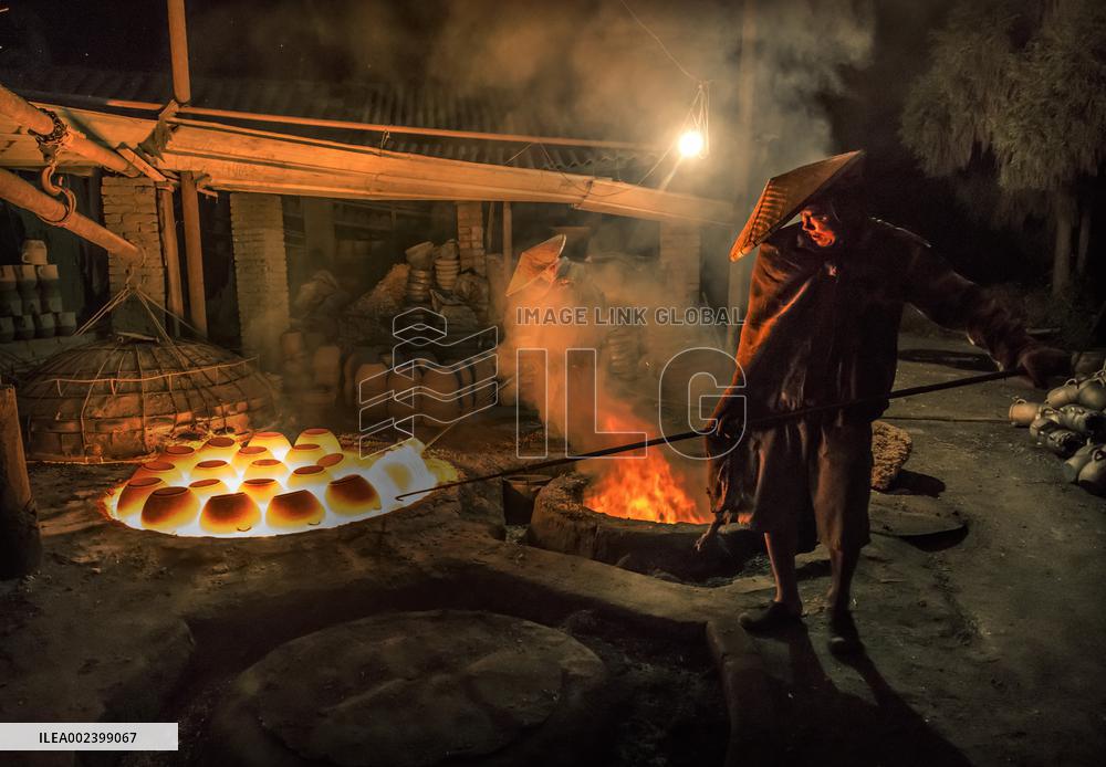 Yingjing County's Hand-crafted Black Pottery