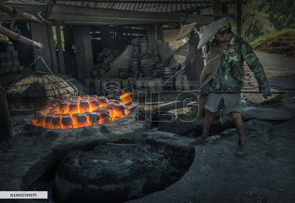Yingjing County's Hand-crafted Black Pottery