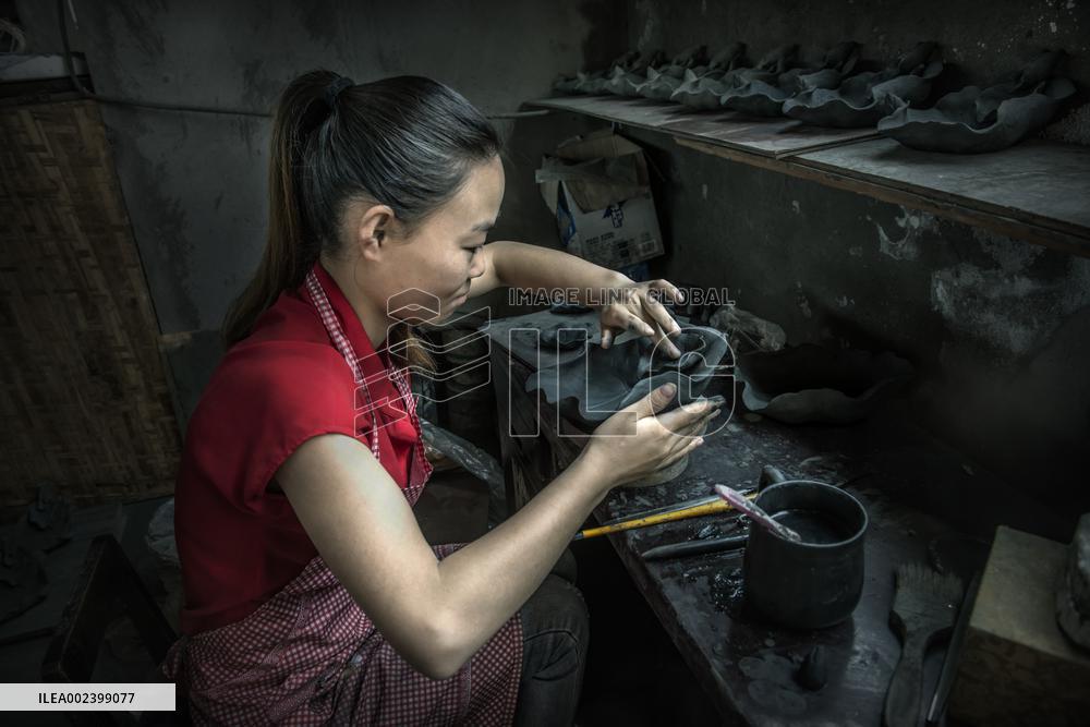 Yingjing County's Hand-crafted Black Pottery