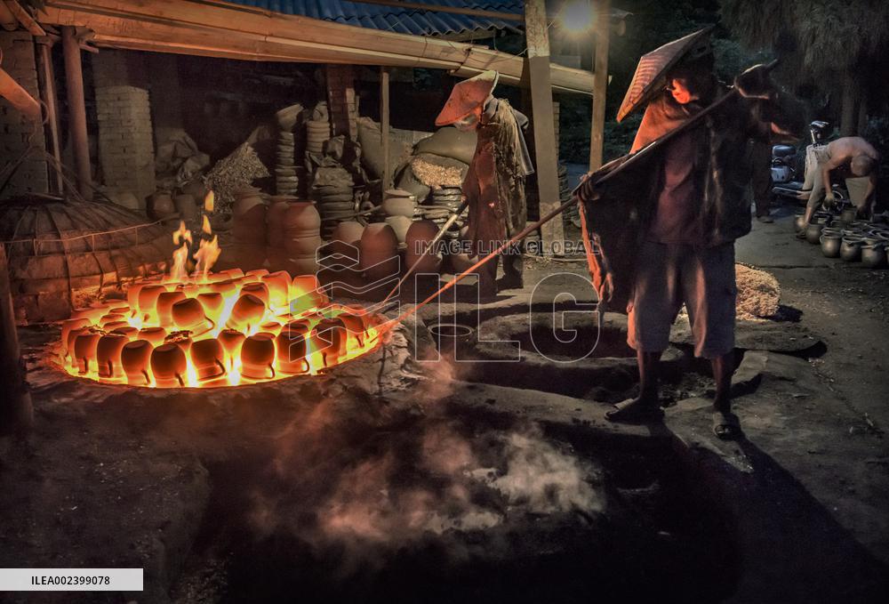 Yingjing County's Hand-crafted Black Pottery