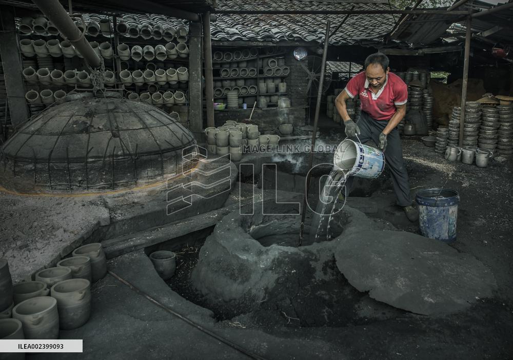 Yingjing County's Hand-crafted Black Pottery
