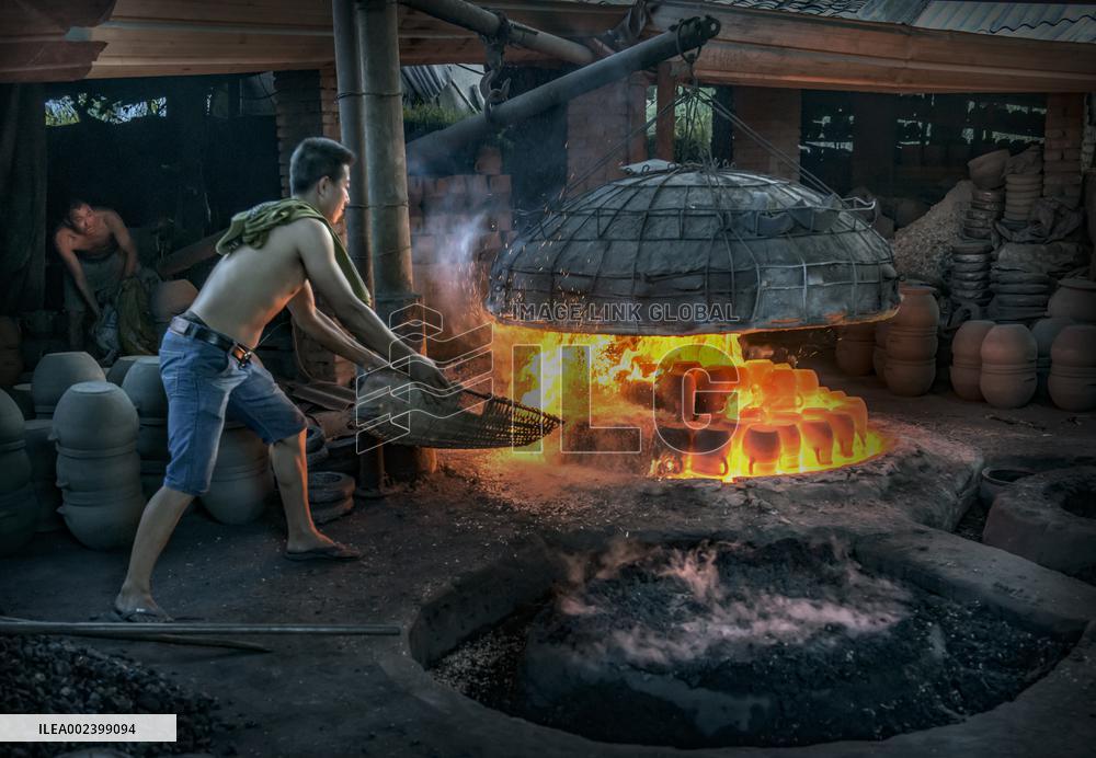 Yingjing County's Hand-crafted Black Pottery