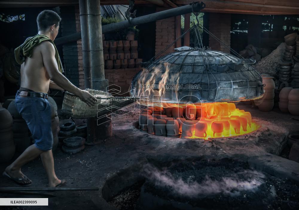 Yingjing County's Hand-crafted Black Pottery