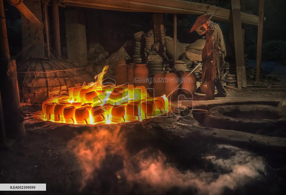 Yingjing County's Hand-crafted Black Pottery