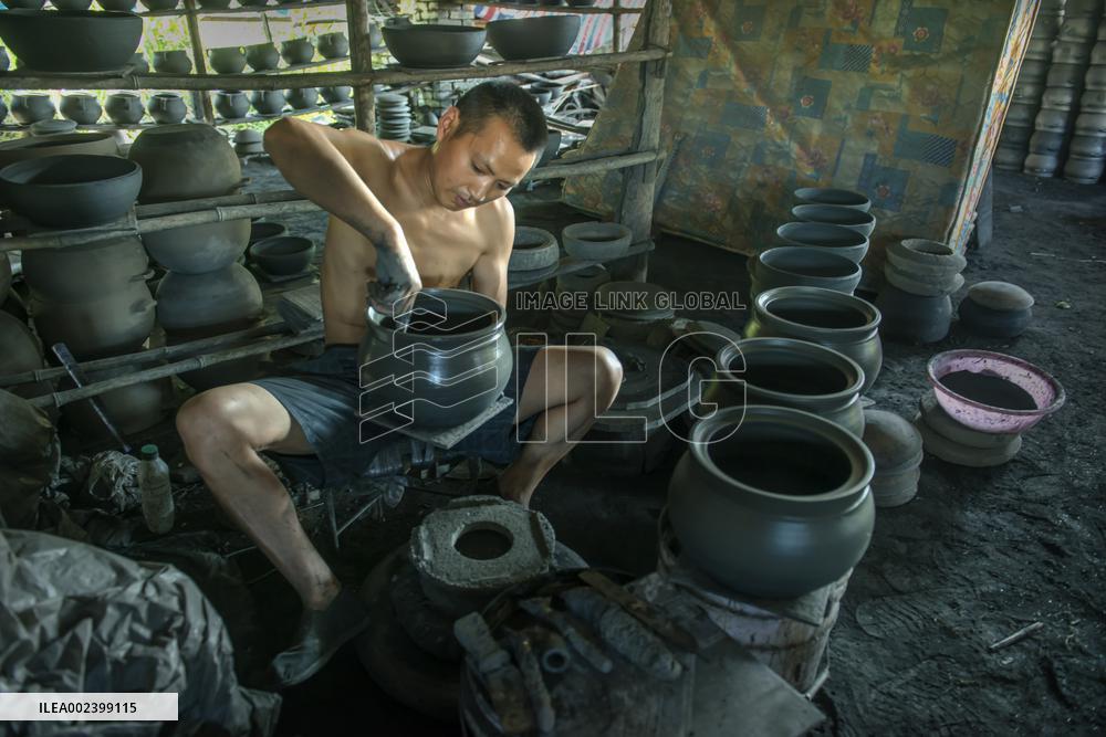 Yingjing County's Hand-crafted Black Pottery