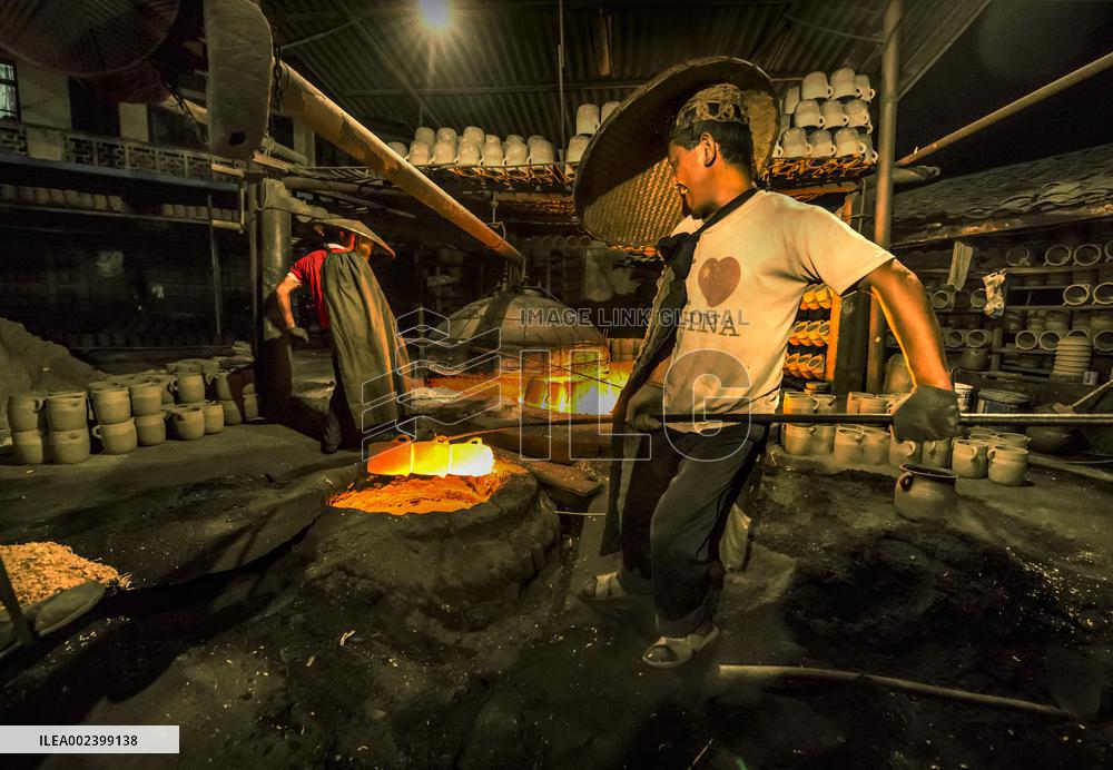 Yingjing County's Hand-crafted Black Pottery