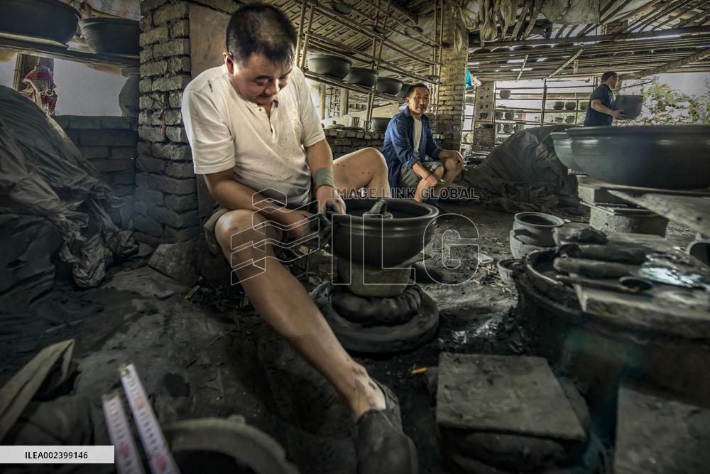 Yingjing County's Hand-crafted Black Pottery