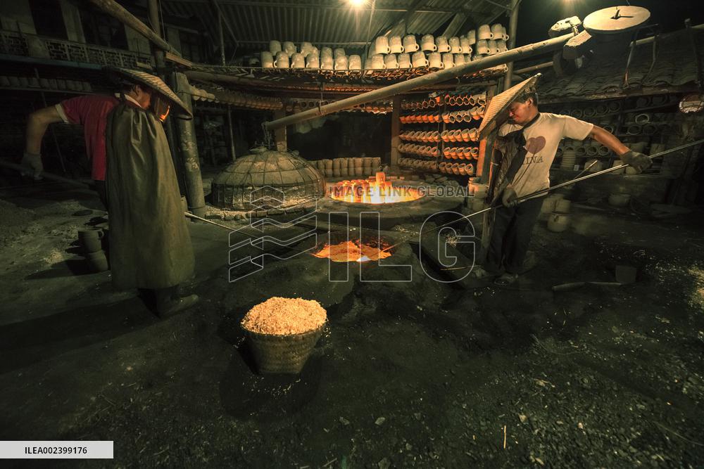 Yingjing County's Hand-crafted Black Pottery