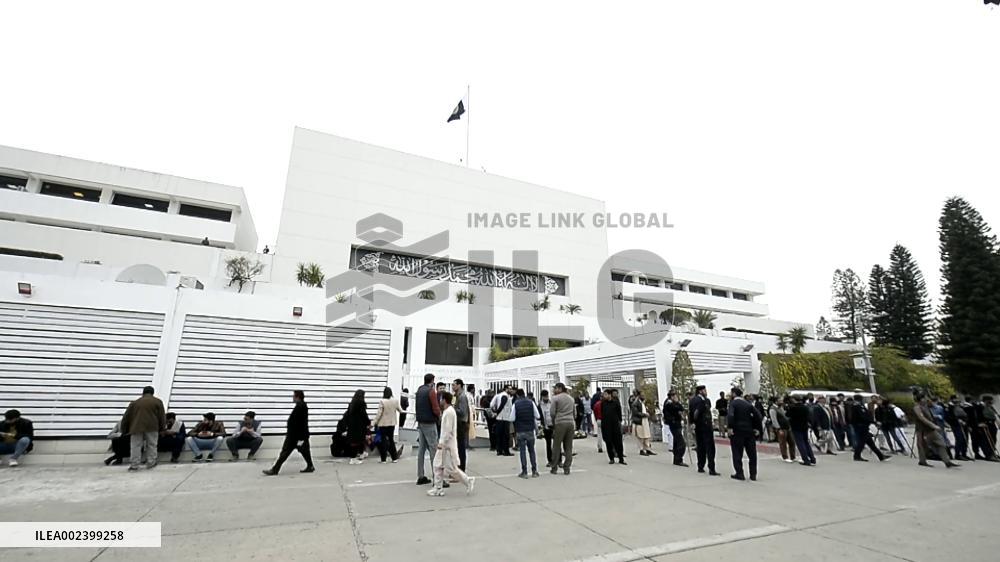302 lawmakers take oath in inaugural session of Pakistan's 16th National Assembly