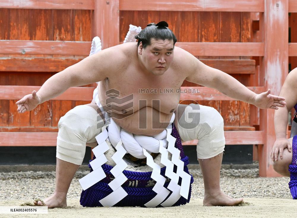 Sumo: Terunofuji performs ring-entering ritual