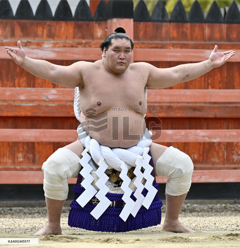 Sumo: Terunofuji performs ring-entering ritual