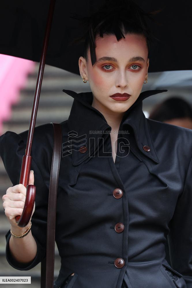PFW - Vivienne Westwood Womenswear Fall/Winter 2024-2025 - Arrivals NB