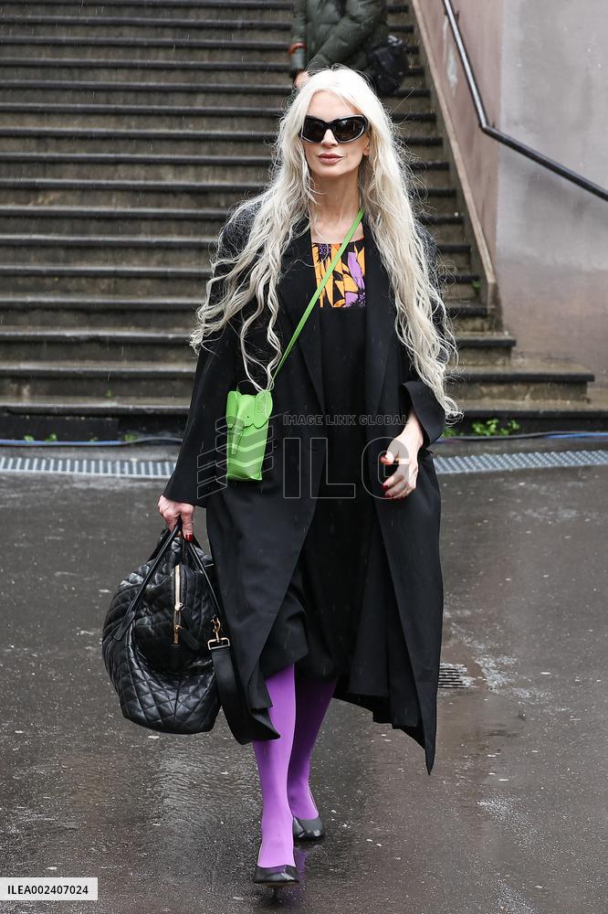 PFW - Vivienne Westwood Womenswear Fall/Winter 2024-2025 - Arrivals NB