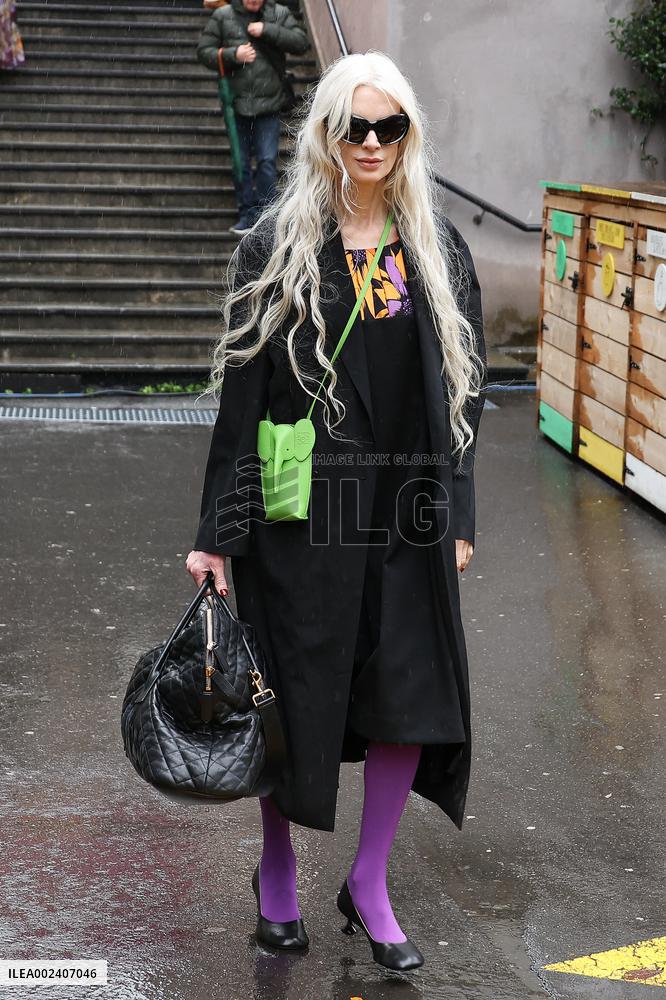 PFW - Vivienne Westwood Womenswear Fall/Winter 2024-2025 - Arrivals NB