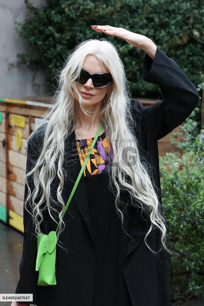 PFW - Vivienne Westwood Womenswear Fall/Winter 2024-2025 - Arrivals NB