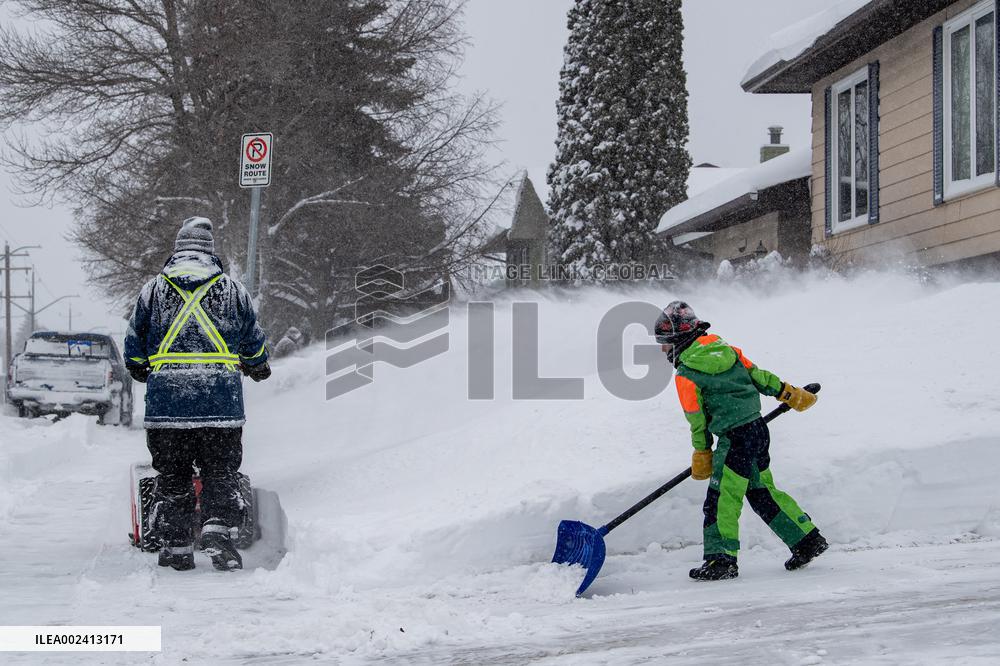 Winter Storm Prompts Warnings To Stay Off Roads - Saskatchewan