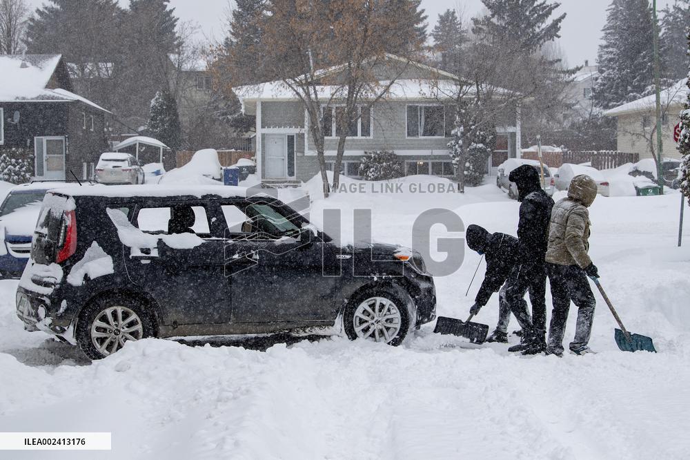 Winter Storm Prompts Warnings To Stay Off Roads - Saskatchewan