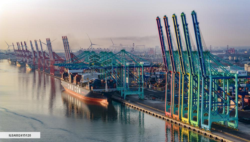 Xinhua Headlines: China opens "two sessions" with resolve to solidify economic recovery