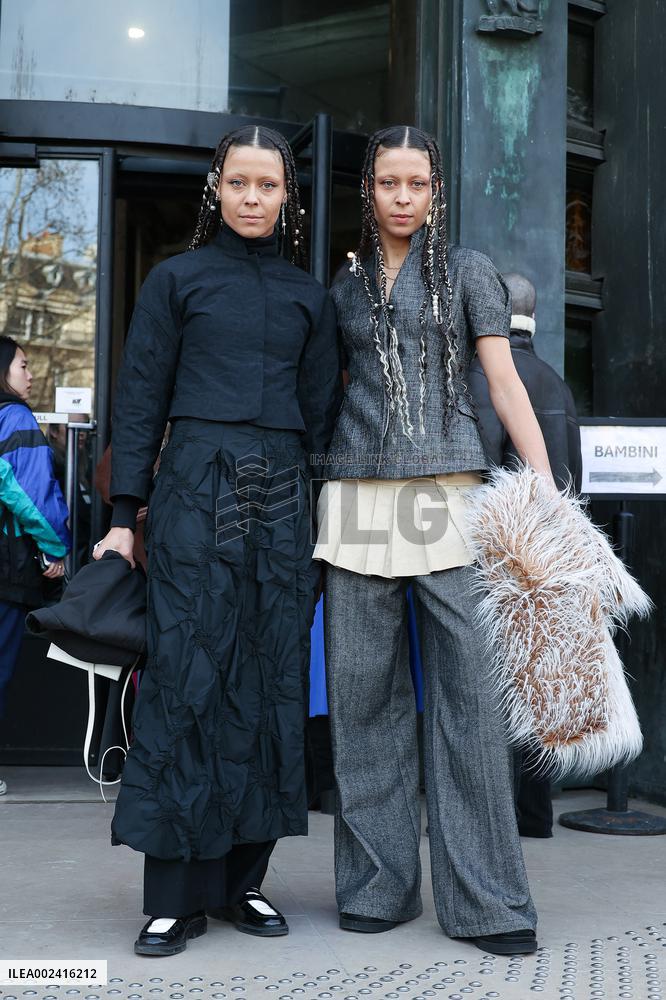 PFW - Shiatzy Chen Womenswear Fall/Winter 2024-2025 - Arrivals NB