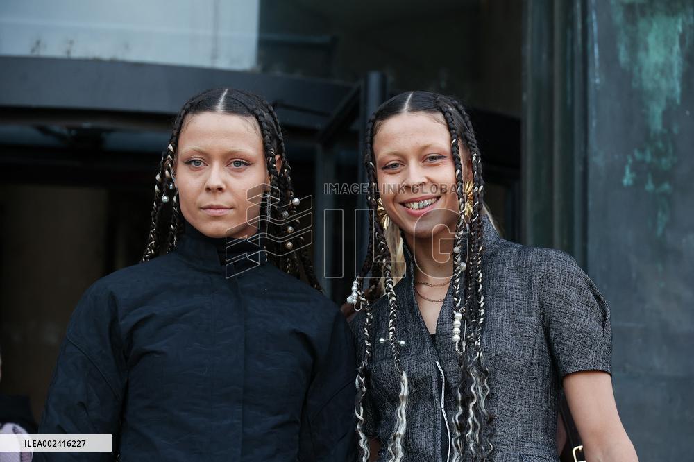 PFW - Shiatzy Chen Womenswear Fall/Winter 2024-2025 - Arrivals NB