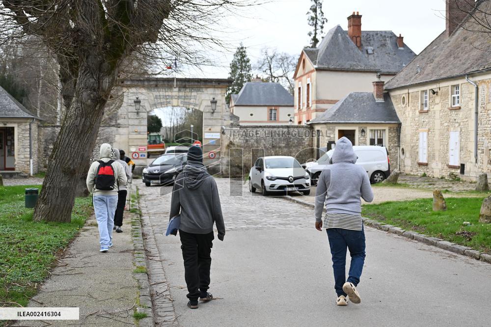 A Castle Welcomes 195 Refugees From Mayotte - Thiverval-Grignon