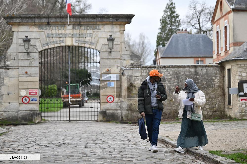 A Castle Welcomes 195 Refugees From Mayotte - Thiverval-Grignon