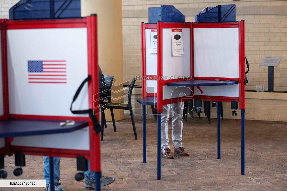 U.S.-VIRGINIA-PRESIDENTIAL PRIMARIES-SUPER TUESDAY
