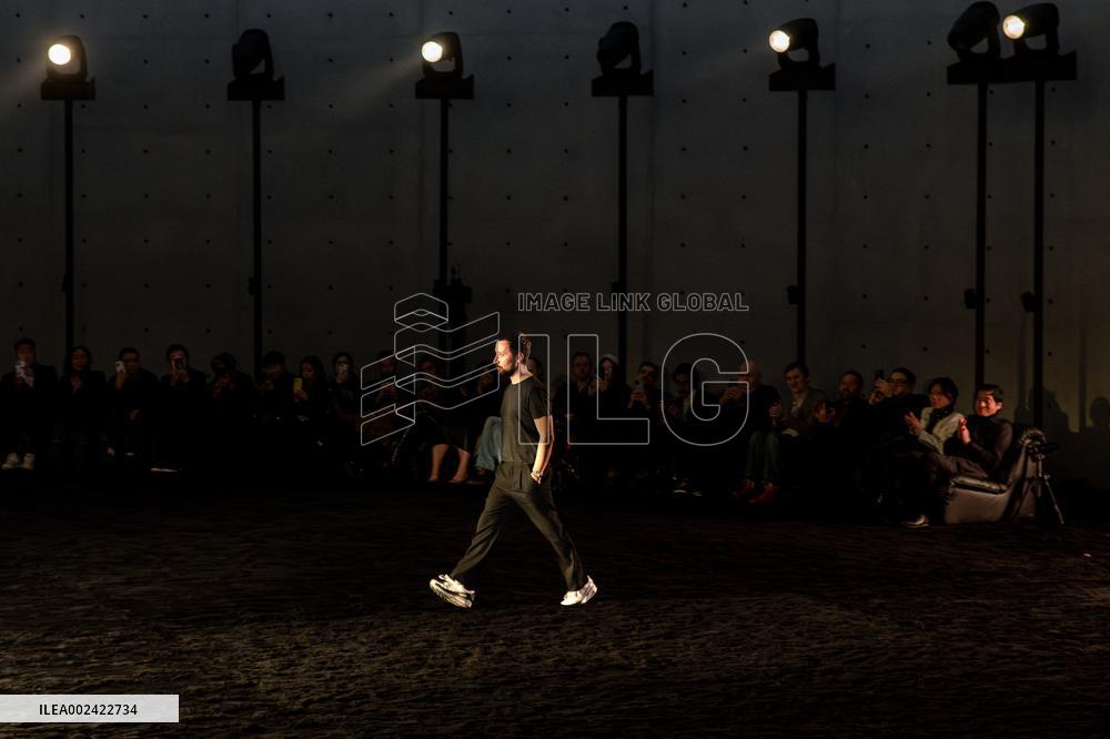 PFW - Yves Saint Laurent Runway