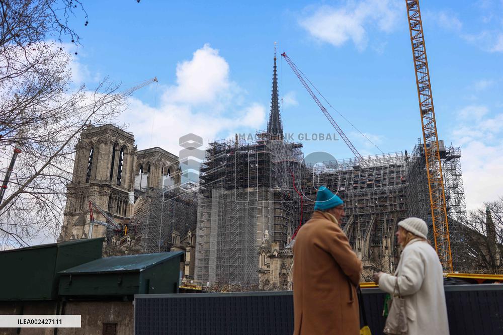 Bouquinistes Stands - Paris