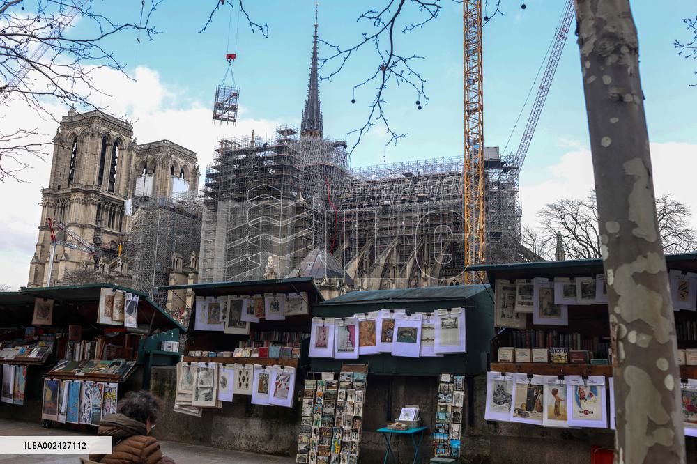 Bouquinistes Stands - Paris