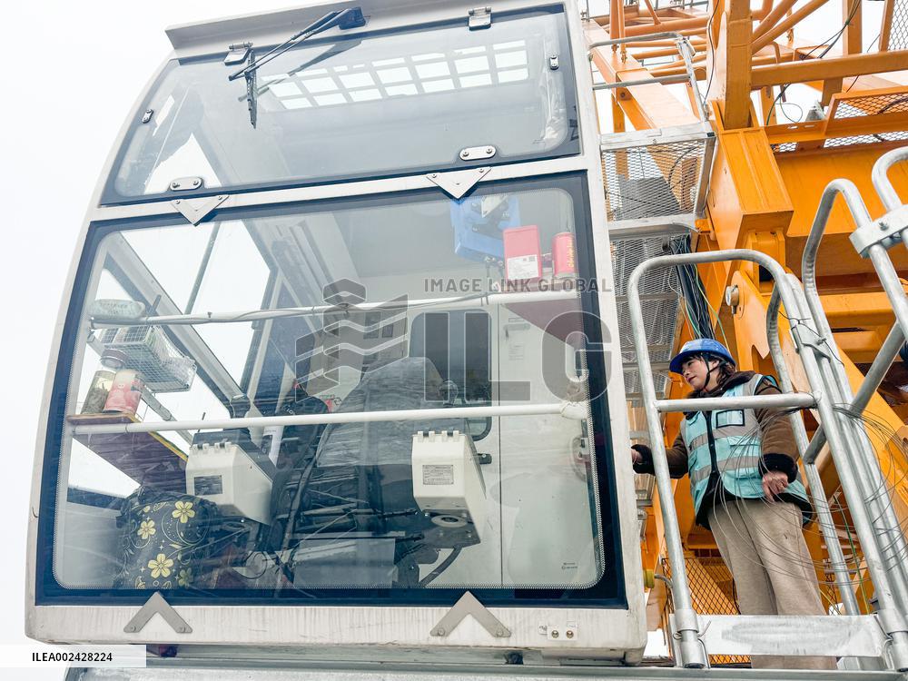 CHINA-JIANGSU-TOWER CRANE OPERATOR (CN)