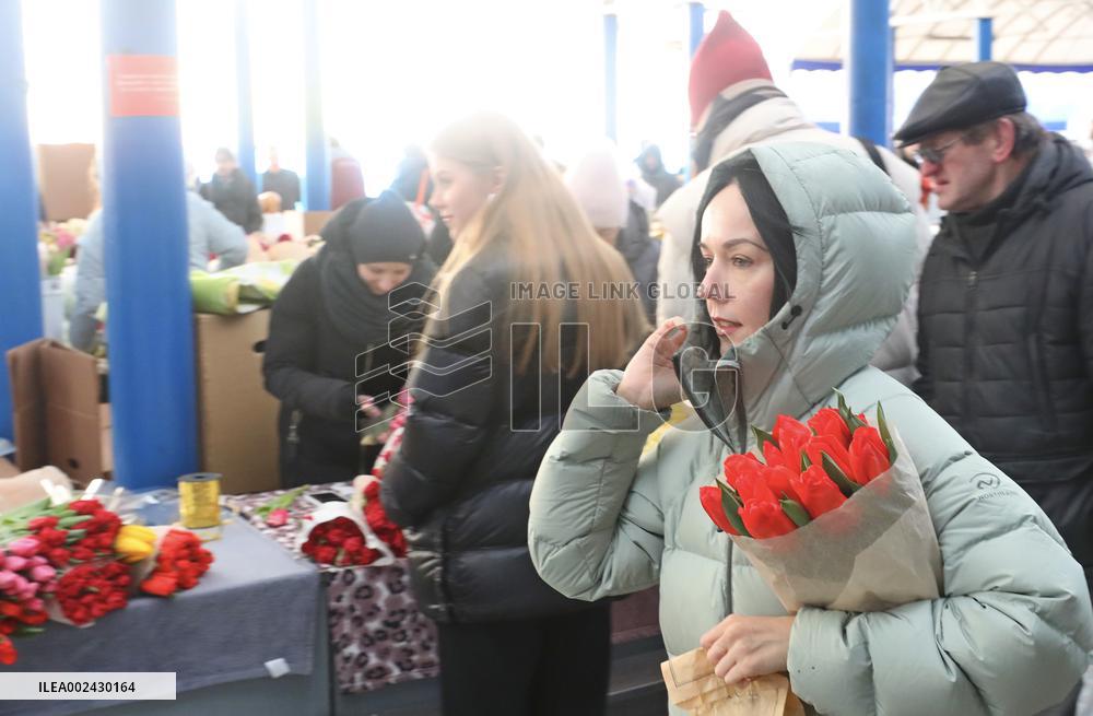 BELARUS-MINSK-INTERNATIONAL WOMEN'S DAY-FLOWERS