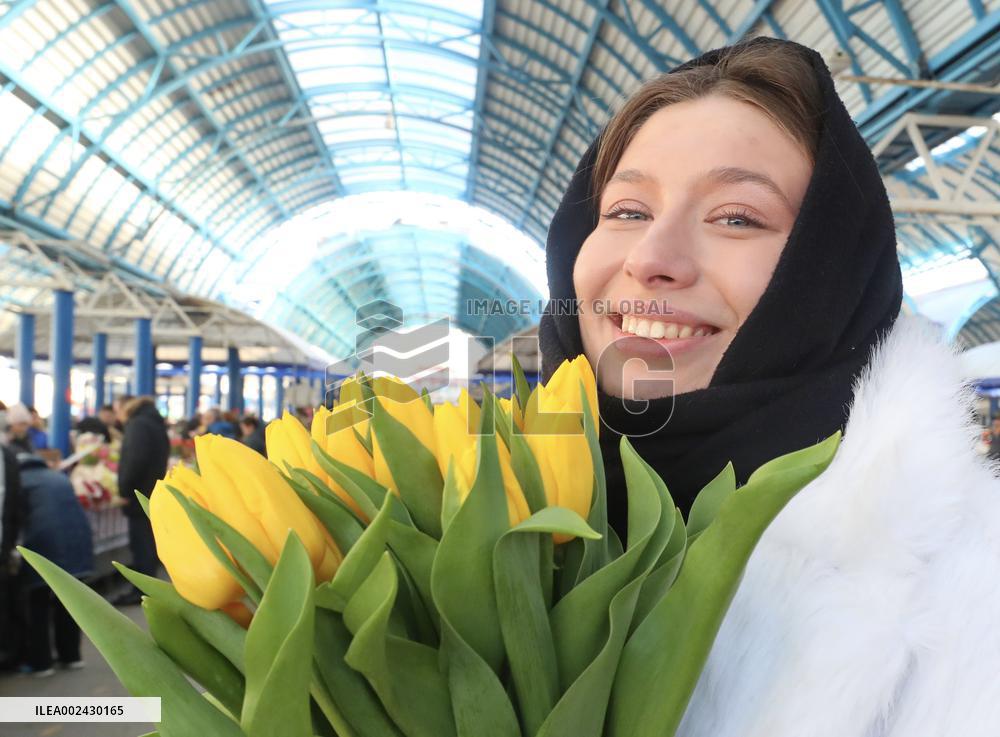 BELARUS-MINSK-INTERNATIONAL WOMEN'S DAY-FLOWERS