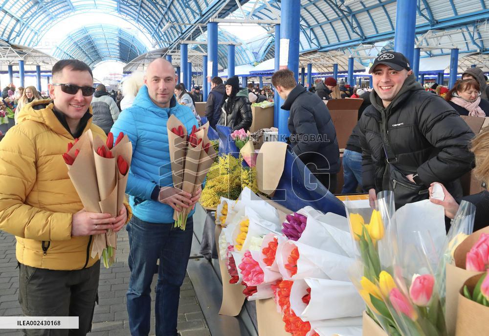 BELARUS-MINSK-INTERNATIONAL WOMEN'S DAY-FLOWERS